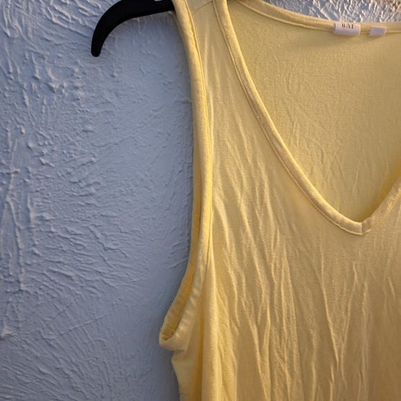 Yellow Gap sleep shirt size M v-neck in great condition - Picture 2 of 4